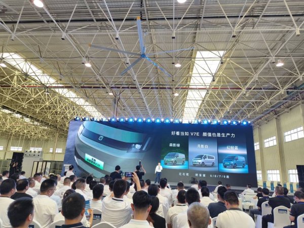 如何炒股 香港车博会惊艳亮相，“四川南充造”又一款新能源商用车正式下线上市｜打赢经济发展翻身仗